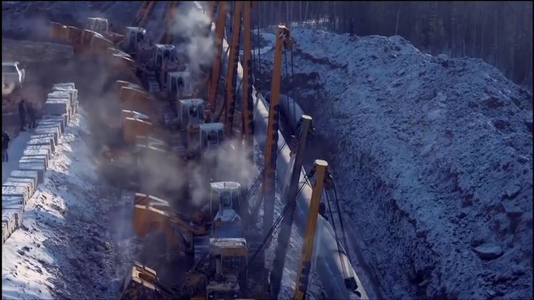 Diggers travaillant sur l'un des gazoducs internationaux de Russie