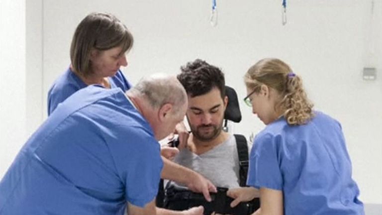 Un homme paralysé des épaules a été capable de marcher en utilisant un système robotique pionnier à quatre membres, ou un exosquelette.