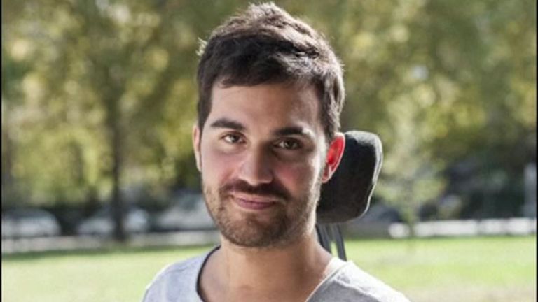 Un homme paralysé des épaules a été capable de marcher en utilisant un système robotique pionnier à quatre membres, ou un exosquelette.