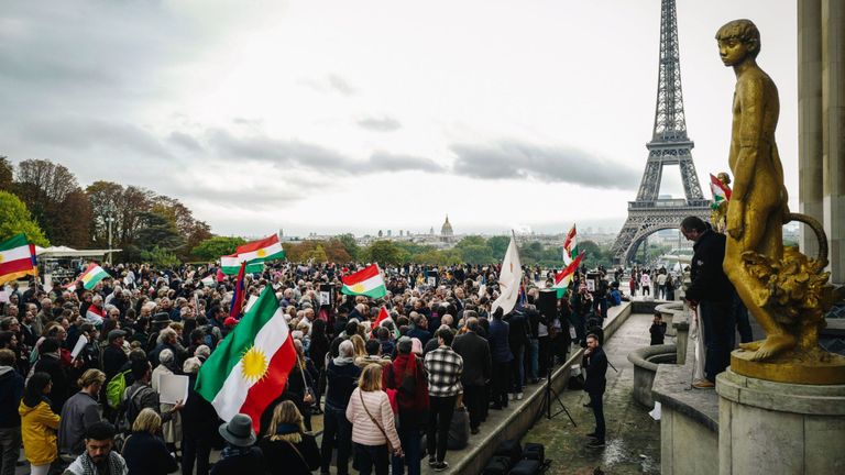 Des citoyens participent à une manifestation sur la place des droits de l'homme à Paris le 12 octobre 2019 pour soutenir les militants kurdes alors que la Turquie poursuit son assaut sur les villes frontalières du nord-est de la Syrie contrôlées par les Kurdes, aujourd'hui, au quatrième jour d'une offensive en cours condamnation internationale croissante, même de Washington