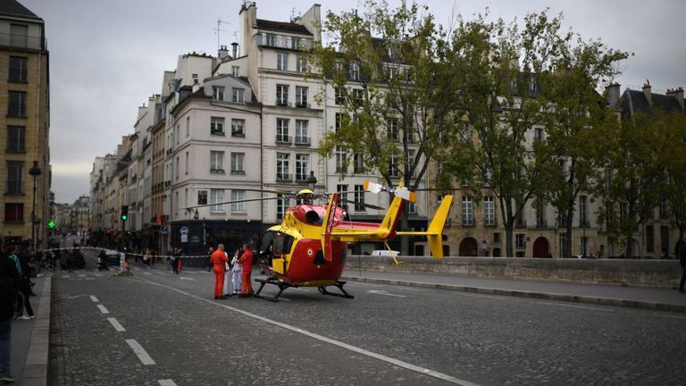 Une ambulance aérienne a atterri à proximité sur le pont Marie 
