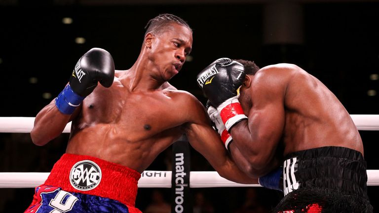 Patrick Day (à gauche) boxe Charles Conwell dans un match des super-poids welter à Chicago