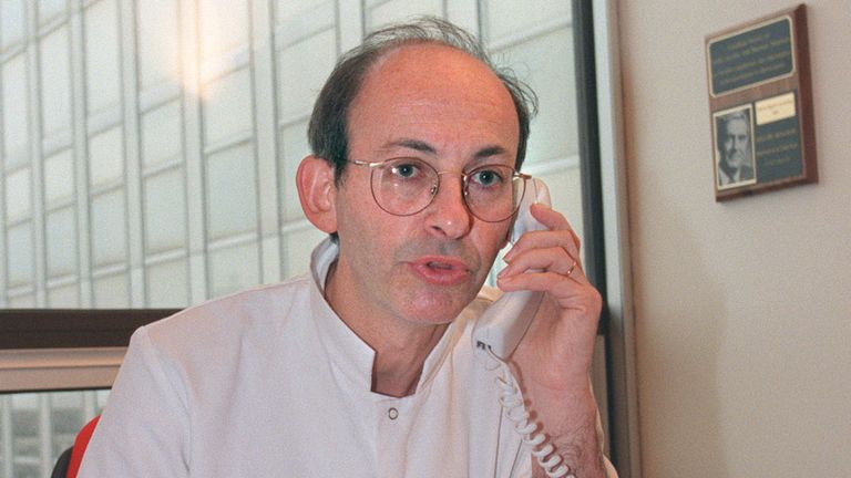 Le professeur Philippe Menasche traite Michael Schumacher à Paris