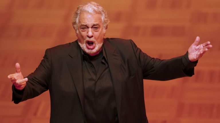 Le chanteur d'opéra Placido Domingo a déclaré qu'il ne se produirait plus au Met Opera malgré les déclarations de harcèlement 