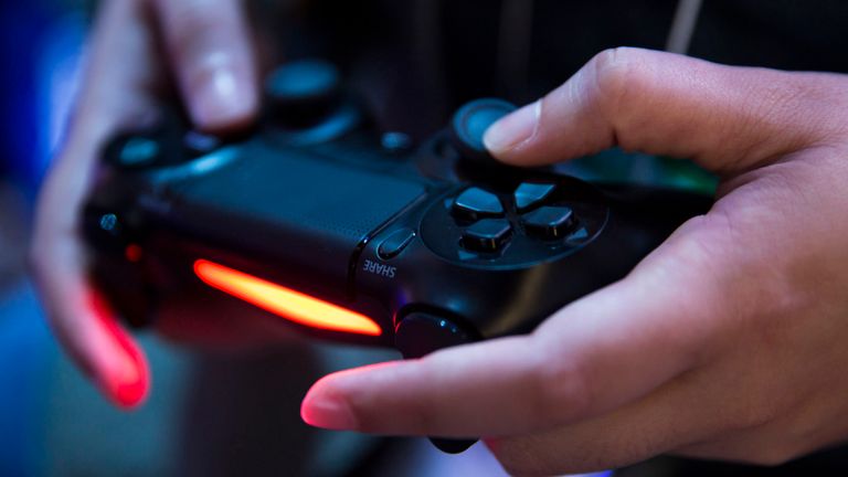 CHIBA, JAPON - 20 SEPTEMBRE: un participant joue à un jeu vidéo sur la console de jeux vidéo PlayStation 4 sur le stand de Sony Interactive Entertainment lors du Tokyo Game Show 2018 le 20 septembre 2018 à Chiba, au Japon. Le Tokyo Game Show a lieu du 20 au 23 septembre 2018. (Photo de Tomohiro Ohsumi / Getty Images)

