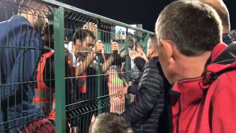 Le capitaine bulgare Ivelin Popov exhortant les supporters locaux à mettre fin aux chants racistes