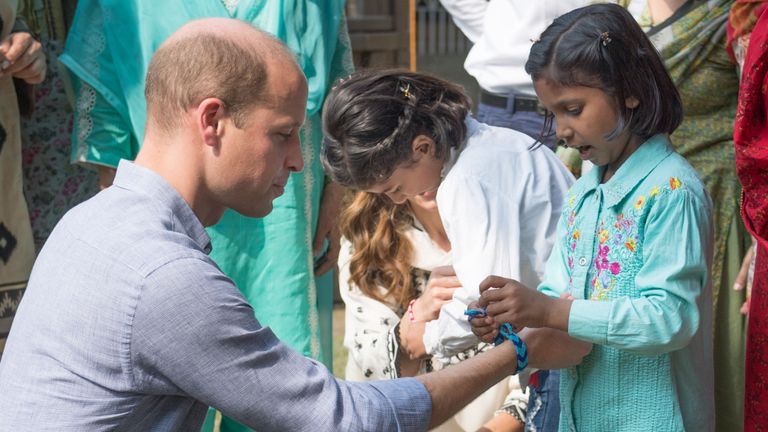 Prince William a présenté un bracelet fait main par une petite fille à Lahore, au Pakistan