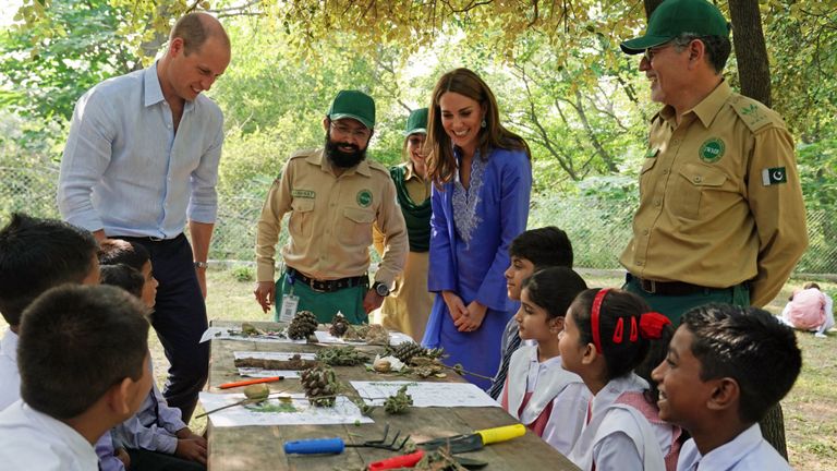 Le prince William, duc de Cambridge et Catherine, duchesse de Cambridge, discutent avec des écoliers des collines de Margallah lors de la deuxième journée de la visite royale au Pakistan le 15 octobre 2019 à Islamabad, Pakistan.