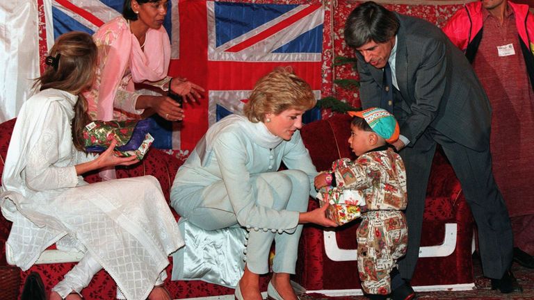 La princesse Diana lors d’une visite à l’hôpital anticancéreux d’Imran Khan en avril 1996 à Lahore, au Pakistan