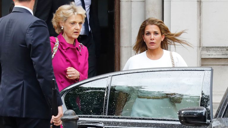 La princesse Haya, à l'extérieur du tribunal, avec son avocate Fiona Shackleton 