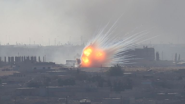 Une explosion est vue sur la ville syrienne de Ras al-Ain, vue depuis la ville frontalière turque de Ceylanpinar