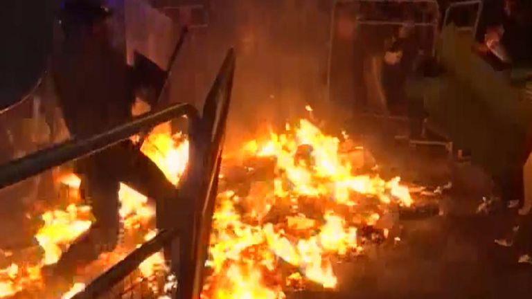 La police anti-émeute traverse le feu alors que les manifestations à Barcelone s'intensifient
