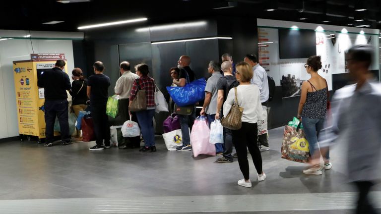 Des files d'attente se forment au fur et à mesure que l'initiative prend son envol