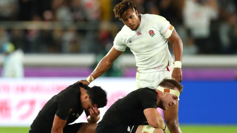 Anthony Watson en Angleterre console Anton Lienert-Brown et Sam Cane de la Nouvelle-Zélande