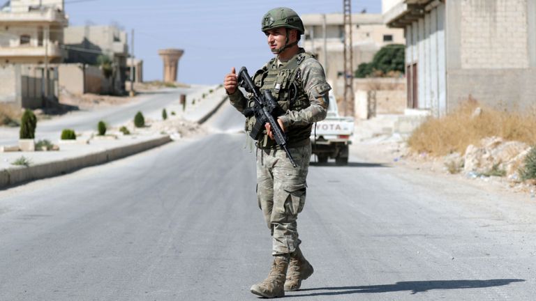 Un soldat turc patrouille dans la ville de Tal Abyad, en Syrie