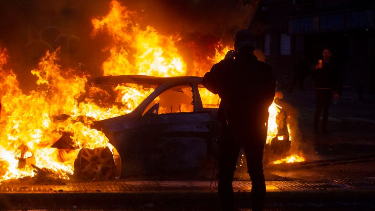 Une voiture en flammes lors de violentes manifestations à Santiago du Chili