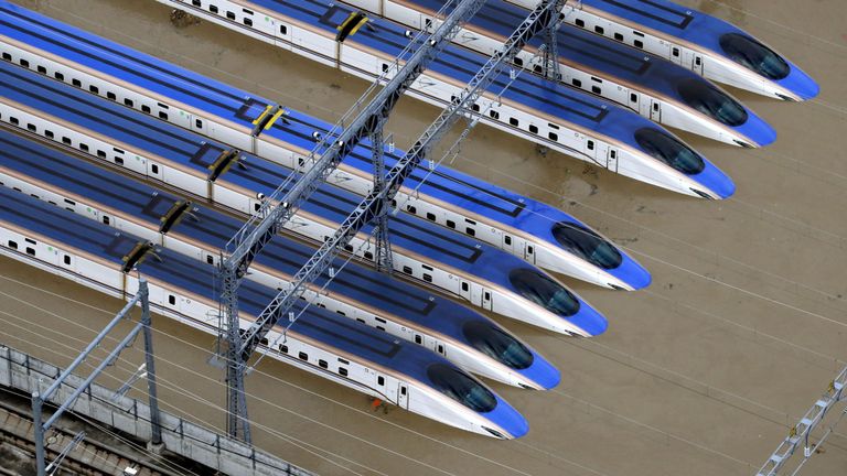 Un train à grande vitesse Shinkansen est inondé à la suite des pluies diluviennes causées par le typhon Hagibis à Nagano, dans le centre du Japon, le 13 octobre 2019. Photo: Kyodo