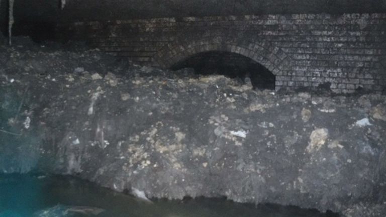 Les scientifiques ont révélé que les graisses ménagères et les produits d’hygiène avaient joué un rôle crucial dans la formation du fatberg géant caché sous une ville balnéaire.