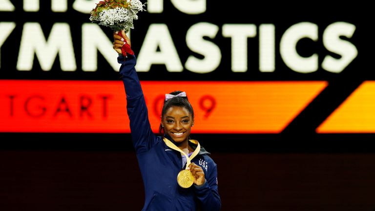 Biles avec sa médaille d'or après avoir remporté la finale à la poutre