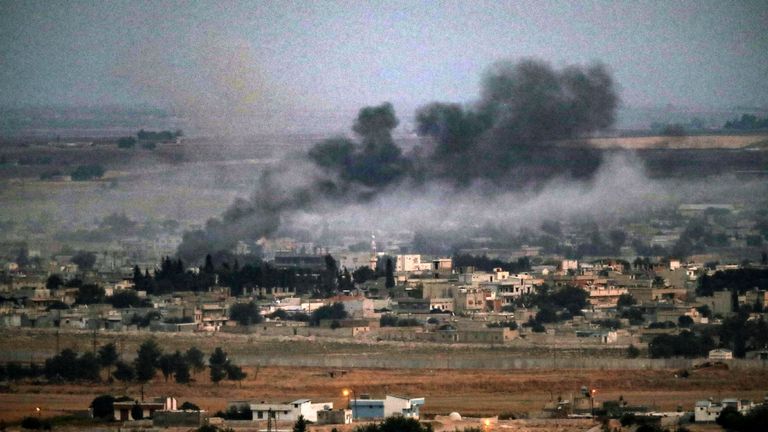 La fumée monte au-dessus de la ville syrienne de Ras al-Ain au cours de l'offensive militaire turque