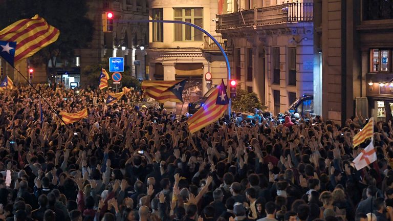 Plusieurs centaines de manifestants entourent le siège de la police espagnole à Barcelone