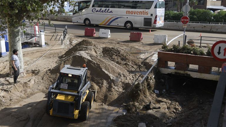 Une excavatrice enlève des gravats sur une route, à Arenys de Mar, en Catalogne
