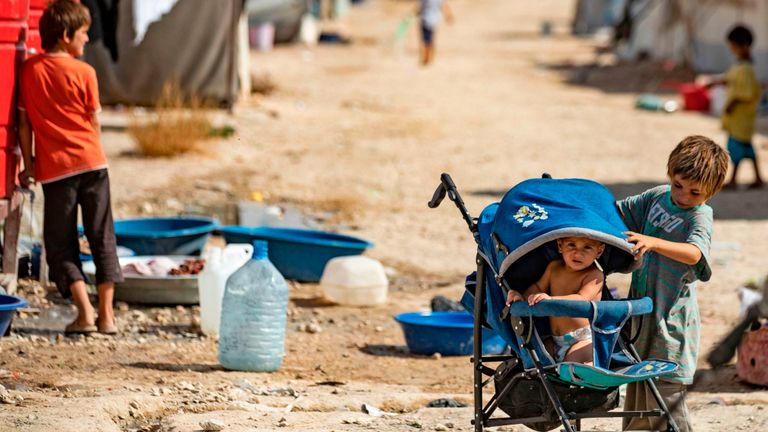 Des enfants jouent dans le camp d'al-Hol dirigé par les Kurdes dans le nord-est de la Syrie.