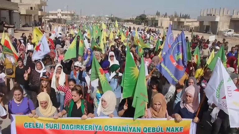 Des civils syriens-kurdes étaient dans les rues en train de manifester avant les grèves