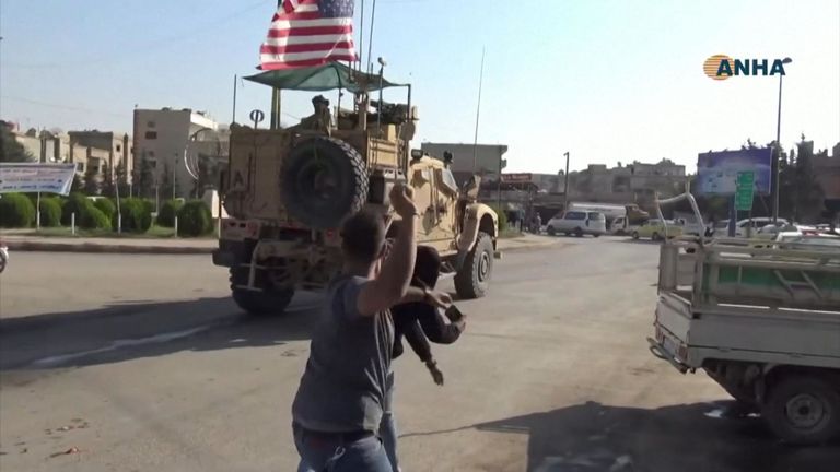 Les Syriens ont jeté des pommes de terre et ont crié aux véhicules blindés américains alors que les troupes américaines traversaient la ville frontalière de Qamishli, dans le nord-est du pays.