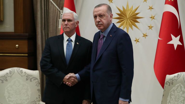 Le président turc Tayyip Erdogan rencontre le vice-président américain Mike Pence au palais présidentiel à Ankara, en Turquie