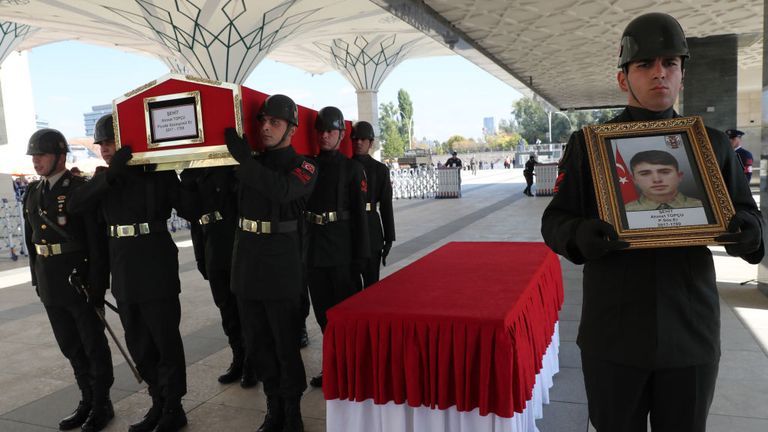 Les soldats turcs transportent le cercueil du soldat d'infanterie turc Ahmet Topcu à Ankara, après qu'il ait été tué en combattant les YPG en Syrie vendredi