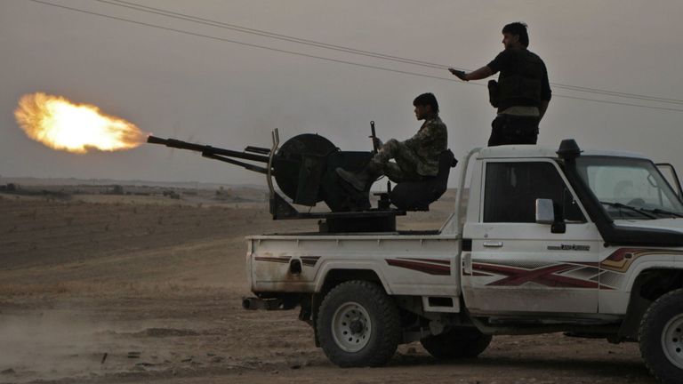 Des combattants syriens soutenus par la Turquie tirent un poids lourd monté sur un camion près de la ville de Tukhar, au nord de la ville de Manbij, dans le nord de la Syrie, le 14 octobre 2019, alors que la Turquie et ses alliés poursuivent leurs assauts contre le Kurdistan- tenu des villes frontalières dans le nord de la Syrie. - La Turquie souhaite créer une zone tampon d'environ 30 kilomètres le long de sa frontière pour tenir les forces kurdes à distance et renvoyer une partie des 3,6 millions de réfugiés syriens qu'elle accueille. (Photo par Aref TAMMAWI / AFP) (Photo par AREF TAMMAWI / AFP vi