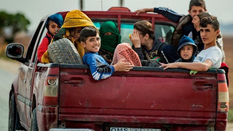 Des familles kurdes et arabes syriennes fuient la ville de Darbasiyah à la frontière turco-syrienne