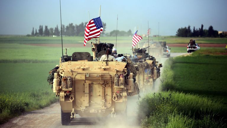 TOPSHOT - Les forces américaines, accompagnées par des combattants des unités de protection du peuple kurde (YPG), conduisent leurs véhicules blindés près du village syrien de Darbasiyah, dans le nord de la Syrie, à la frontière turque le 28 avril 2017. / AFP PHOTO / DELIL SOULEIMAN ( Le crédit photo doit correspondre à DELIL SOULEIMAN / AFP / Getty Images)
