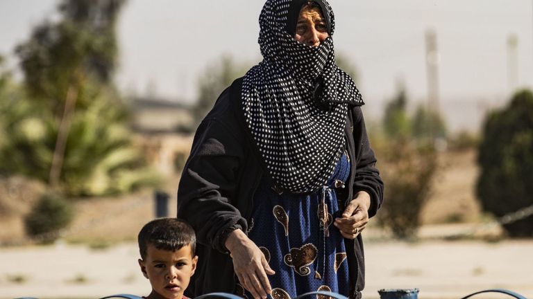 Une femme syrienne fuyant la zone de combat autour de Ras al Ain, ville du nord du point éclair