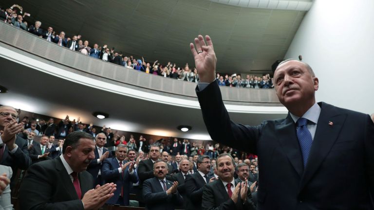 Le président turc Tayyip Erdogan accueille mercredi des membres du parti AKP au pouvoir à Ankara, en Turquie