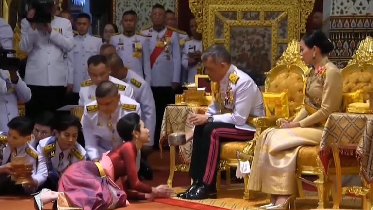 Le roi thaïlandais Maha Vajiralongkorn a oint Sineenatra Wongvajirabhakdi comme son noble consort en août sous le regard de la reine.