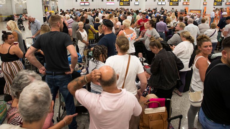 Les passagers de Thomas Cook faisant la queue à l'aéroport Son Sant Joan de Majorque