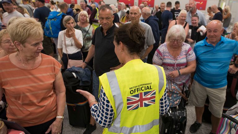 Les fonctionnaires du gouvernement britannique ont aidé les passagers