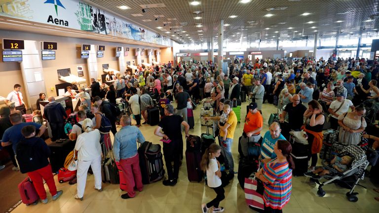 Les passagers de Thomas Cook font la queue devant le comptoir d'enregistrement le deuxième jour de rapatriement à l'aéroport de Reus en Espagne