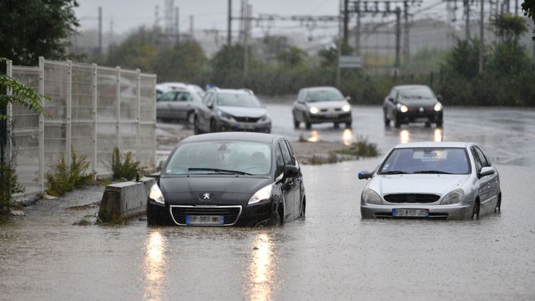 Des véhicules sont bloqués par des inondations à la suite de tempêtes nocturnes à Bézier, dans le sud de la France 