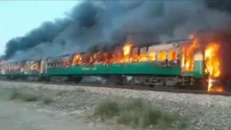 L'incendie a sévi dans le train alors que les pompiers avaient du mal à le maîtriser