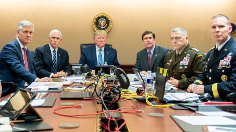 Donald Trump avec le vice-président Mike Pence, le conseiller en sécurité nationale Robert O’Brien, à gauche; Le secrétaire à la Défense, Mark Esper, et le président de l'état-major interarmées, le général Mark A. Milley, de l'armée américaine, et Brig. Général Marcus Evans