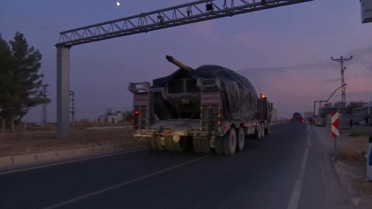 Des chars sont arrivés à la frontière syrienne 24 heures après que le président Trump eut révélé que les forces américaines se retireraient de la région