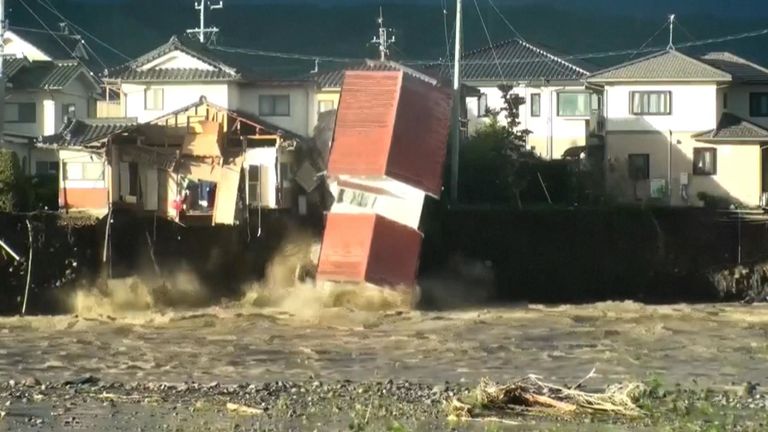 Les efforts de secours pour les personnes bloquées dans les zones inondées étaient au rendez-vous après le passage du typhon Hagibis qui a détruit de vastes étendues du Japon