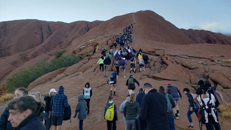 Le monolithe classé au patrimoine mondial de l'UNESCO, anciennement connu sous le nom d'Ayers Rock, est l'un des principaux attraits touristiques