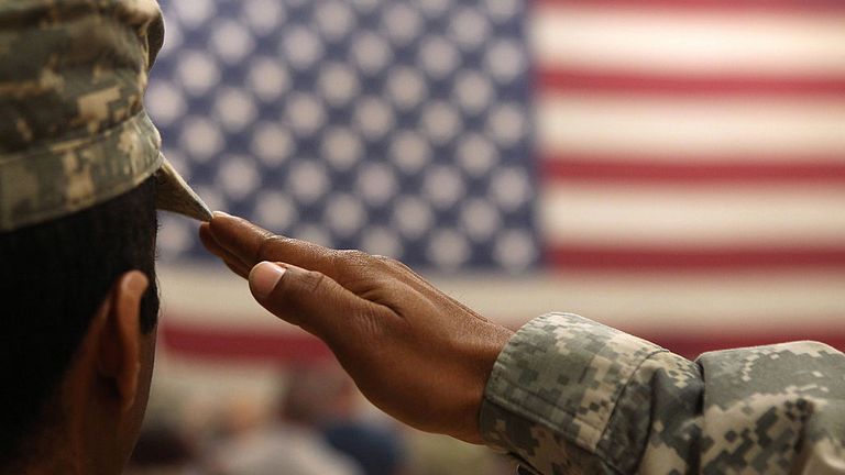 FORT CARSON, CO - 15 JUIN: un soldat salue le drapeau lors d'une cérémonie de bienvenue chez les troupes arrivées d'Afghanistan le 15 juin 2011 à Fort Carson, dans le Colorado. Plus de 500 soldats de l’équipe de combat de la 1 re Brigade sont rentrés chez eux après une année de violents combats et de nombreuses victimes dans la province de Kandahar, dans le sud de l’Afghanistan. (Photo de John Moore / Getty Images)
