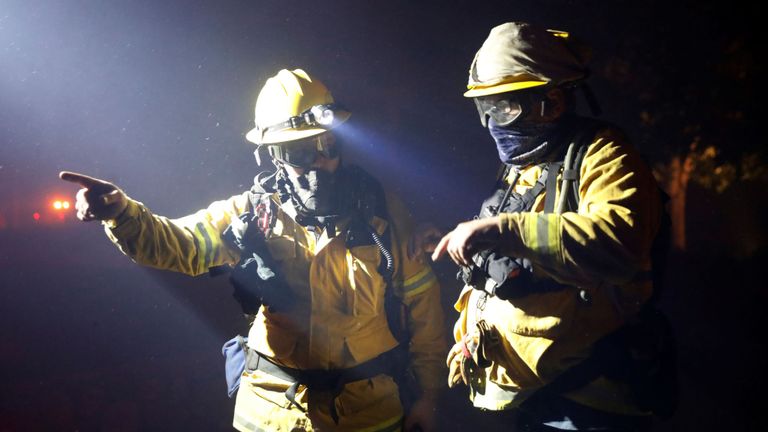 Les pompiers discutent d'un plan lorsqu'ils combattent l'incendie de Kincade