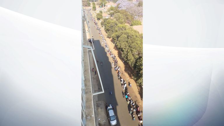 Files d'attente pour un passeport au Zimbabwe