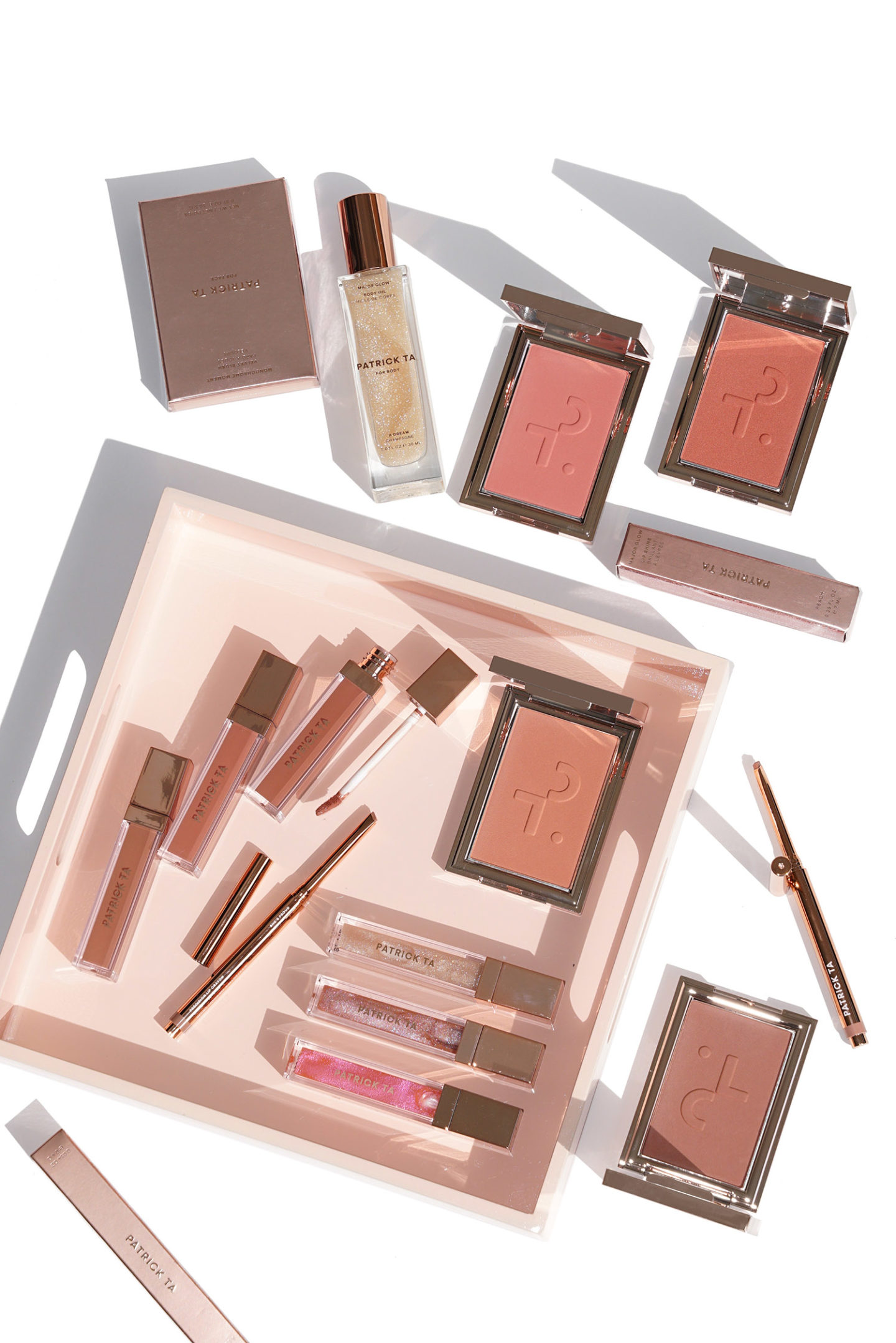 Critique de beauté de Patrick Ta "width =" 1080 "height =" 1619 "srcset =" https://camaraderielimited.fr/wp-content/uploads/2019/11/1-PatrickTA-Beauty-Haul-Sabrina-1440x2159.jpg 1440w, http://thebeautylookbook.com/wp-content/uploads/2019/11/1-PatrickTA-Beauty-Haul-Sabrina-800x1199.jpg 800w, http://thebeautylookbook.com/wp-content/uploads/2019 /11/1-PatrickTA-Beauty-Haul-Sabrina-67x100.jpg 67w, http://thebeautylookbook.com/wp-content/uploads/2019/11/1-PatrickTA-Beauty-Haul-Sabrina-1080x1619.jpg 1080w , http://thebeautylookbook.com/wp-content/uploads/2019/11/1-PatrickTA-Beauty-Haul-Sabrina.jpg 1500w "tailles =" (largeur maximale: 1080px) 100vw, 1080px "data-jpibfi- post-extrait = "Les choix de transport de Patrick TA Beauty. Revue + échantillons de tout ce que j'ai essayé jusqu'à présent. Velvet Blushes, Crème pour les lèvres soyeuse, Glow Major + Crayons pour les lèvres pour précision. "Data-jpibfi-post-url =" http://thebeautylookbook.com/2019/11/patrick-ta-beauty-haul-review-swatches.html "data-jpibfi-post-title =" Critique de Patrick Ta Beauty Haul + échantillons "data-jpibfi-src =" http://thebeautylookbook.com/wp-content/uploads/2019/11/1-PatrickTA-Beauty-Haul -Sabrina-1440x2159.jpg "/></p>
<p>J'ai une photo de Patrick Ta Beauty à partager aujourd'hui! J'ai accumulé pas mal de choses que j'ai achetées à Sephora au cours des derniers mois. En tant qu'amoureux du maquillage nude neutre, sa collection Monochrome Moment m'intéressait beaucoup et j'ai donc rassemblé tout ce que j'ai testé à ce jour. Globalement, je pense qu’il existe de très bons articles, mais je ne pense pas qu’ils plairont à tout le monde. Plus de réflexions sur pourquoi pour chaque produit ci-dessous.</p>
<p style=
